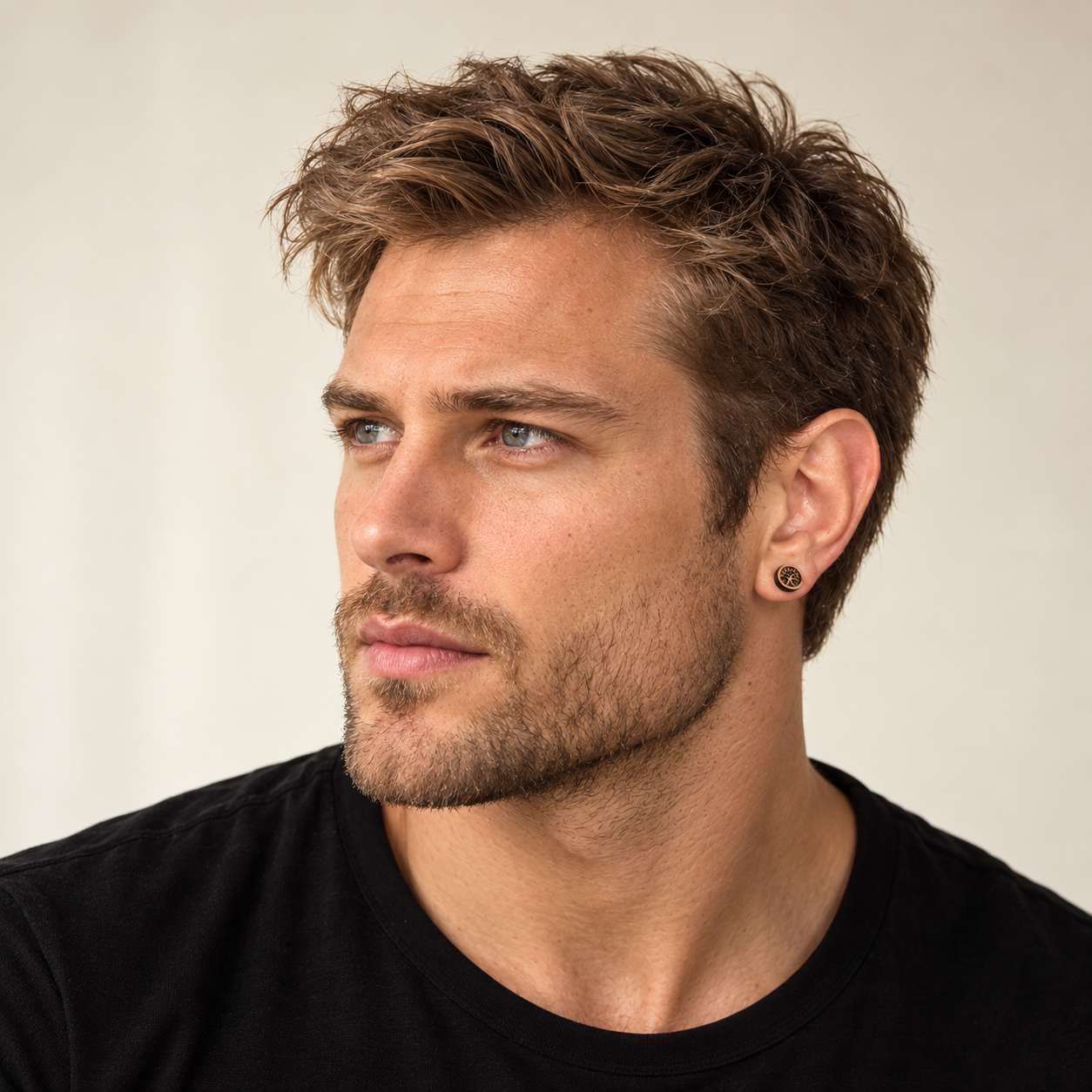 Portrait masculin en studio ivoire